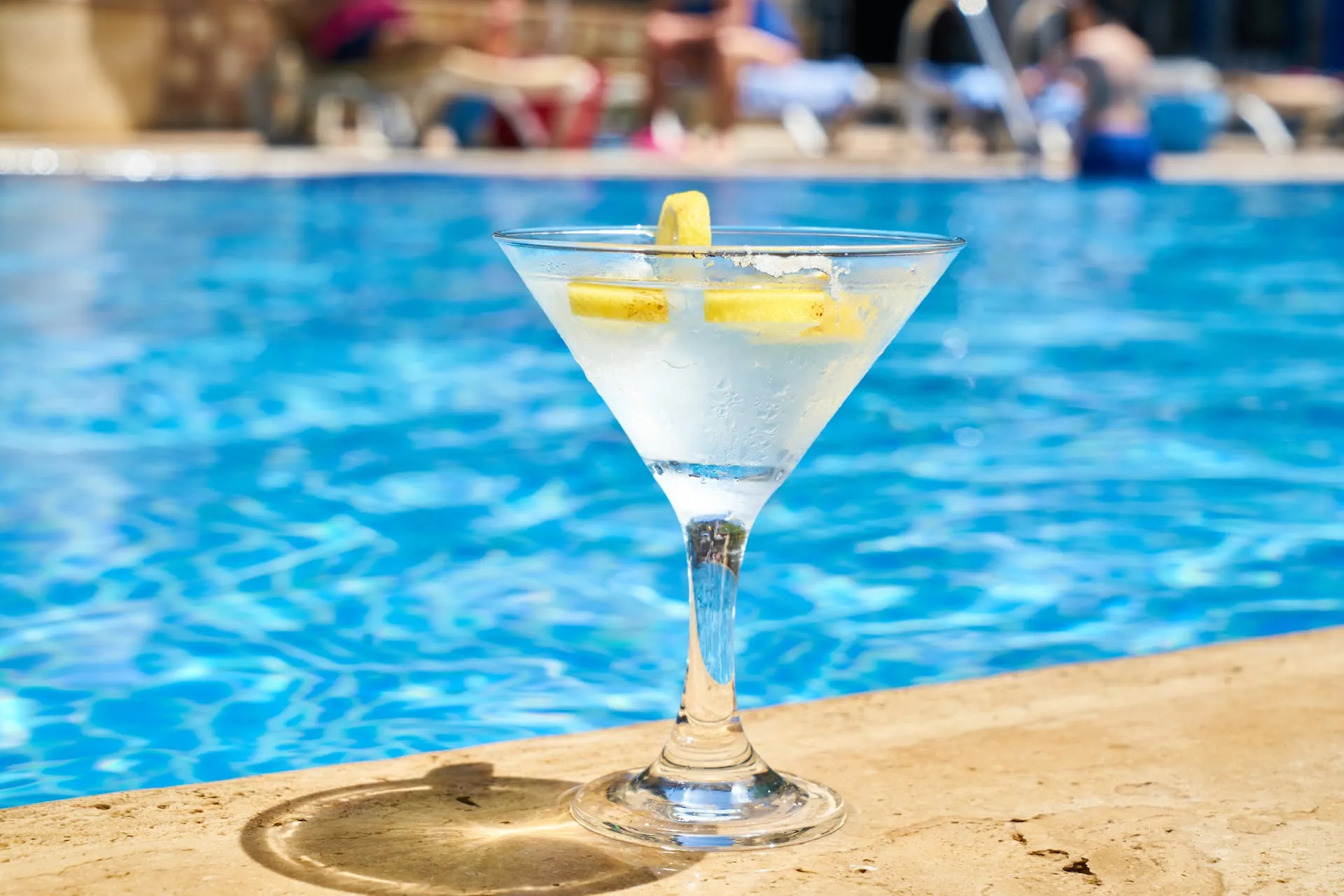 martini junto a la piscina